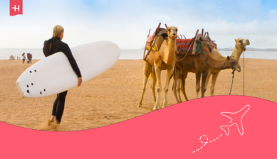 Una persona con su tabla lista para hacer surf en Essaouira.