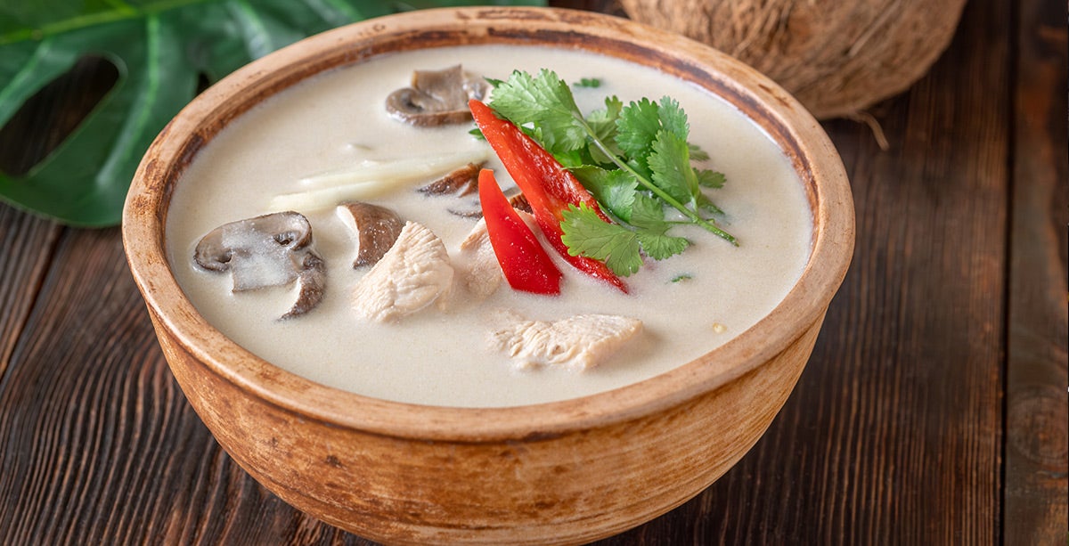 Tazón de sopa tom kha kai