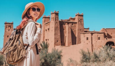 Joven viajera en la ciudad fortificada de Ait Benhaddou, Marruecos