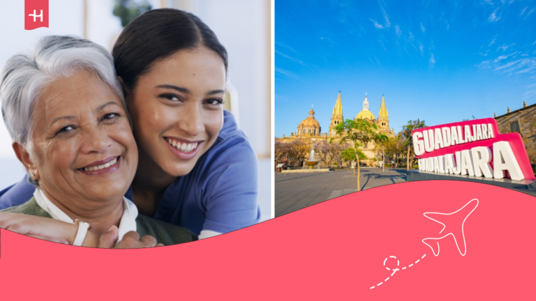 Una voluntaria posa con una anciana en Guadalajara, México.