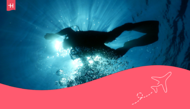 Hombre hace buceo en Creta.