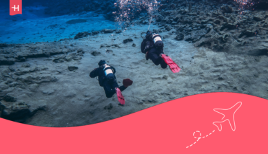 Portada de personas practicando buceo en Islandia