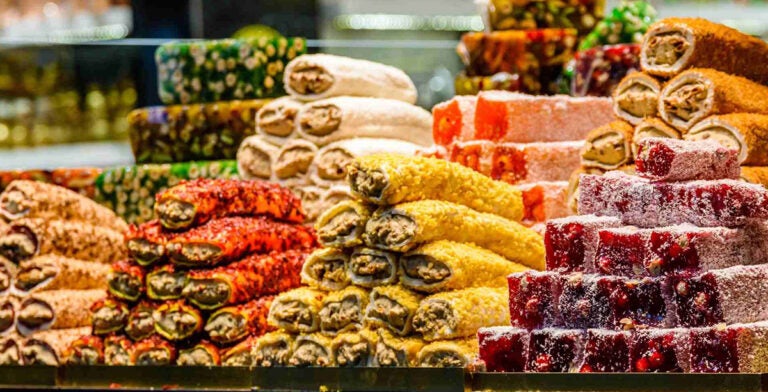 Diversos tipos de dulces en un mercado local de Estambul