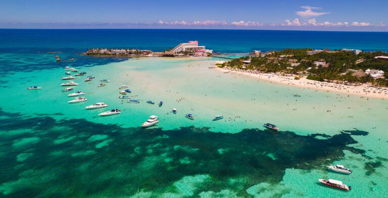 Vista de Isla Mujeres, la isla perfecta para hacer esnórquel, relajarse y ver amaneceres en México