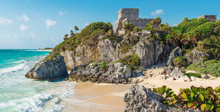 Ruinas arqueológicas mayas de Tulum sobre un acantilado frente al mar Caribe