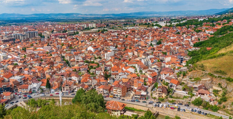Vista aérea de Prizren en Kosovo, un país considerado otro de los destinos baratos en Europa