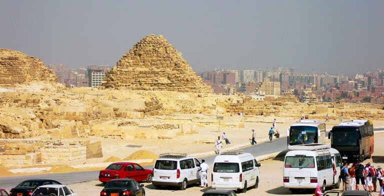 Buses y coches cerca de las pirámides de Giza en Egipto