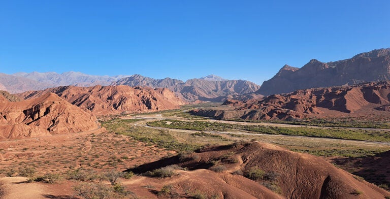 Carretera rodeada de montañas en Salta, Argentina
