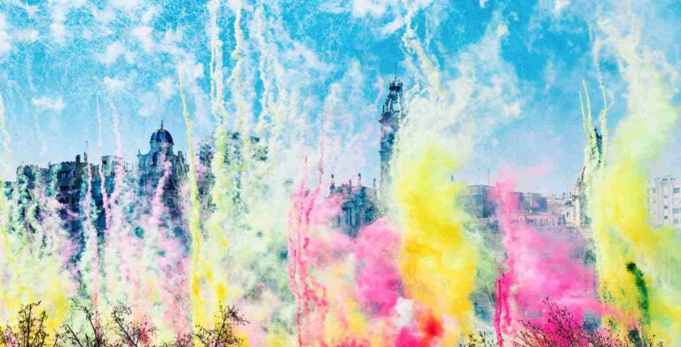 Explosiones de colores en la Plaza del Ayuntamiento de Valencia