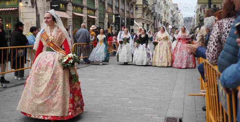 Falleras en la ofrenda de las flores a la patrona de Valencia