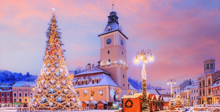 Mercado de Navidad en la plaza de la Ciudad Vieja en Brasov, Rumania