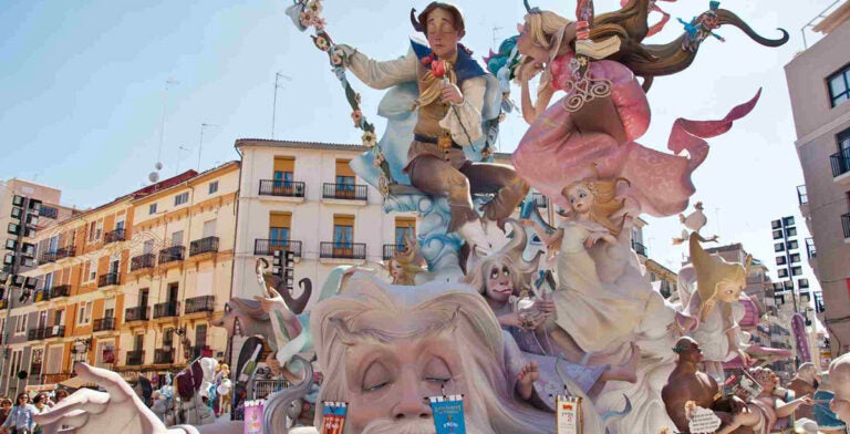Monumentos de papel maché en el festival de Las Fallas en Valencia