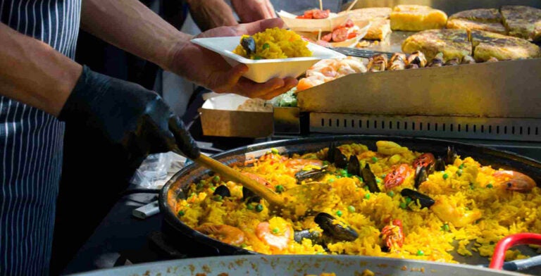 Paella valenciana tradicional cocinada al aire libre