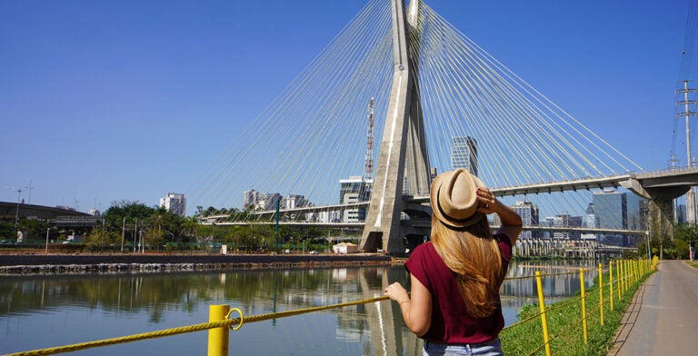 Viajera en el puente Ponte Estaiada en São Paulo, Brasil
