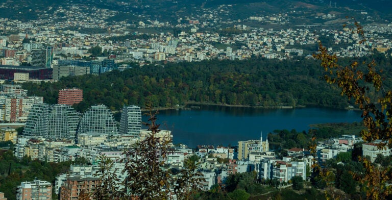Vista aérea de Tirana, Albania 