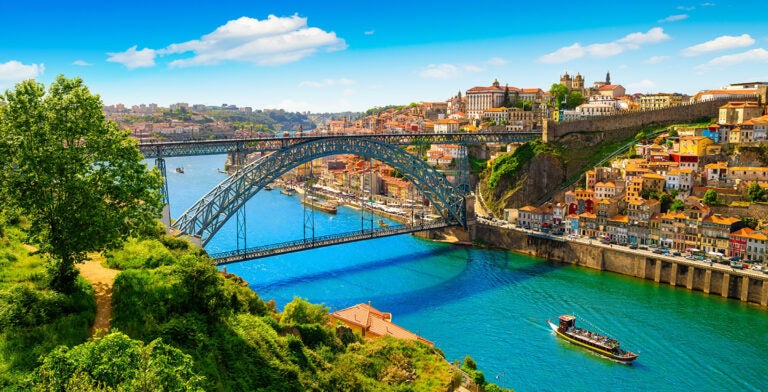 Vista de la ciudad de Oporto en Portugal, uno de los destinos baratos en Europa