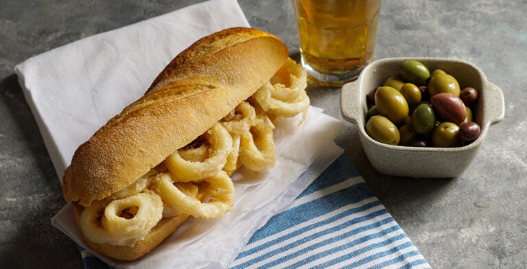 Bocadillo de calamares, un plato típico en Madrid