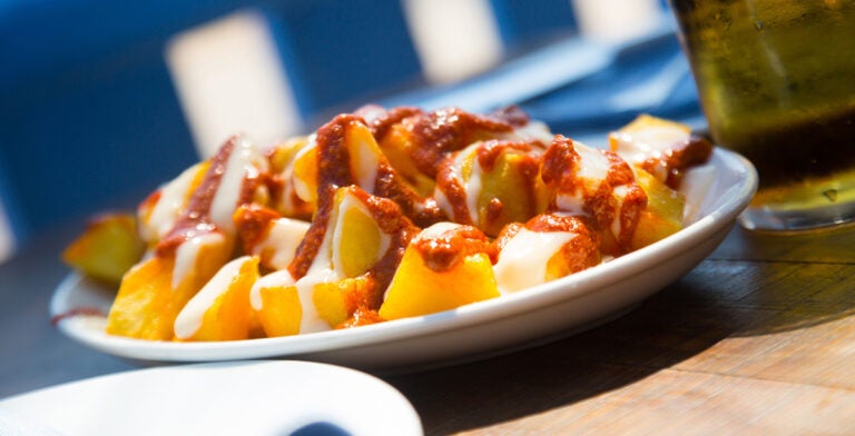 Patatas bravas, un clásico que comer en Madrid