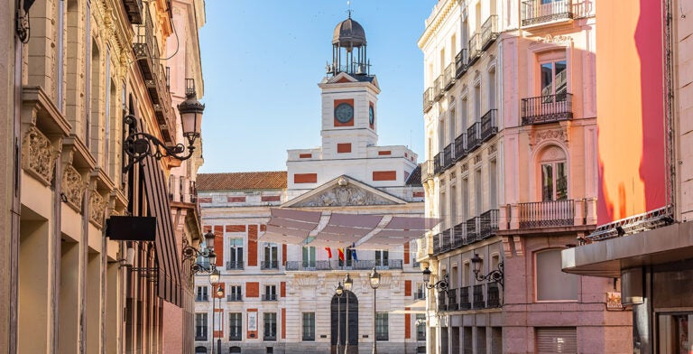 Torre del reloj de Puerta del Sol en el centro de Madrid