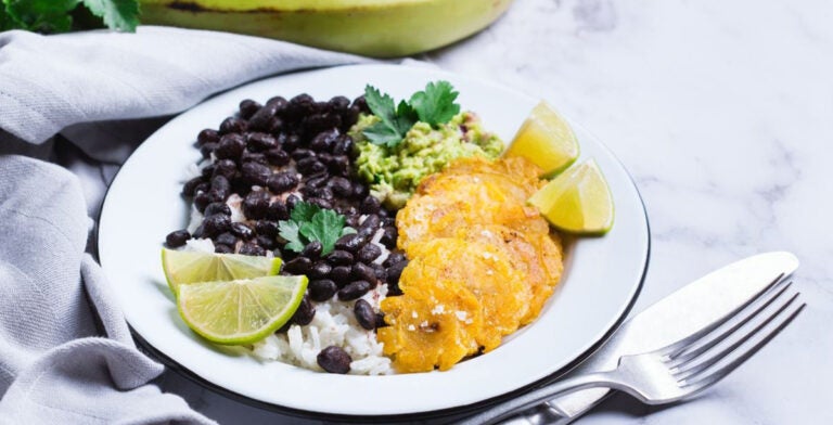 Comida típica de Florida: arroz con alubias negras y plátano maduro