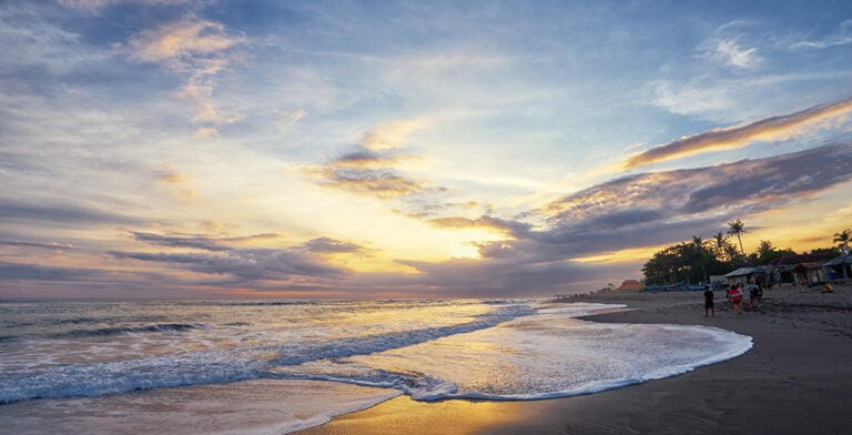 Atardecer en una playa de Seminyak