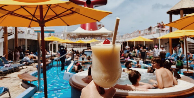Bebidas y actividades en la cubierta de un crucero