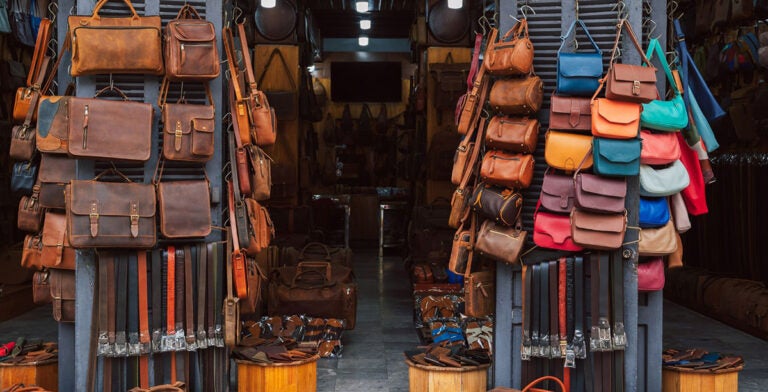 Bolsos y accesorios de cuero: souvenirs prácticos de Roma para regalar