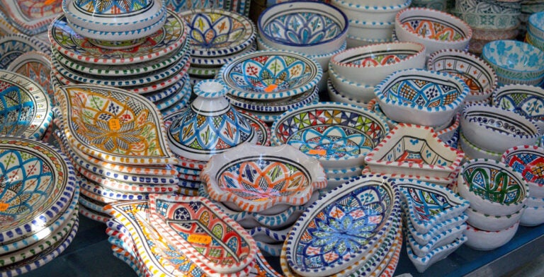 Cerámica artesanal: un souvenir artístico tradicional que comprar en roma 