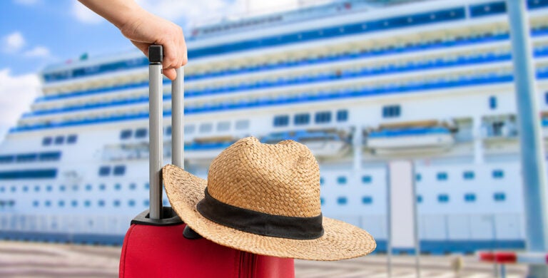 Consejos para viajar en crucero por primera vez: qué llevar en la maleta