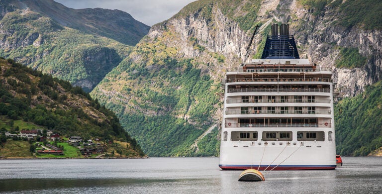 Crucero atracado en el fiordo de Geiranger, Noruega