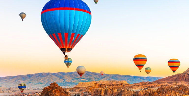 Globos de aire caliente sobre las montañas en Capadocia
