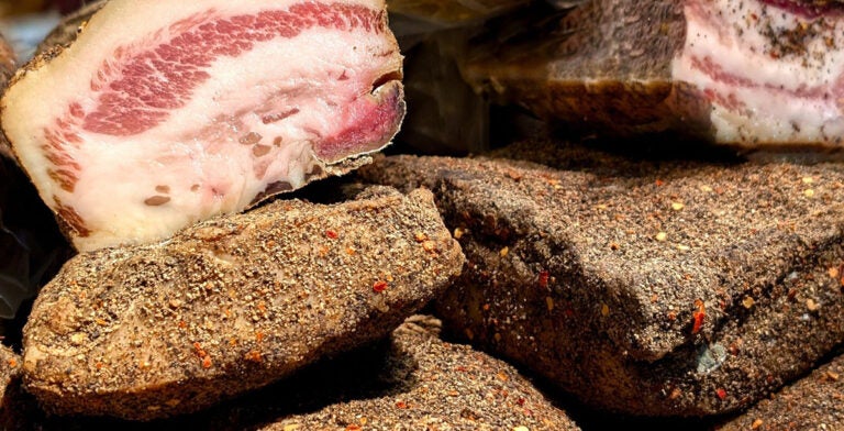 El guanciale y otros embutidos, souvenirs tradicionales para comprar en Roma 
