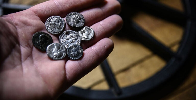 Joyería romana con monedas antiguas incrustadas