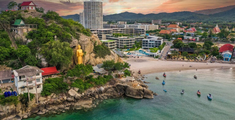 La colina y la playa de Wat Khao Takiab, en Hua Hin
