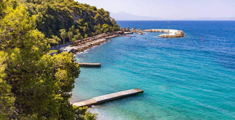 La costa del Egeo en un soleado día de verano