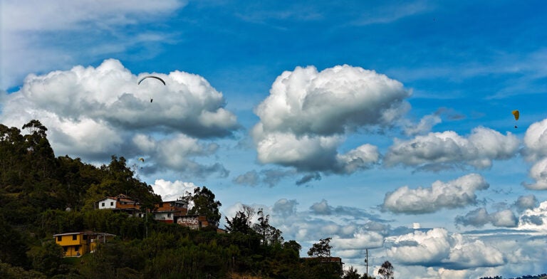 Parapente en San Félix, al norte de Medellín