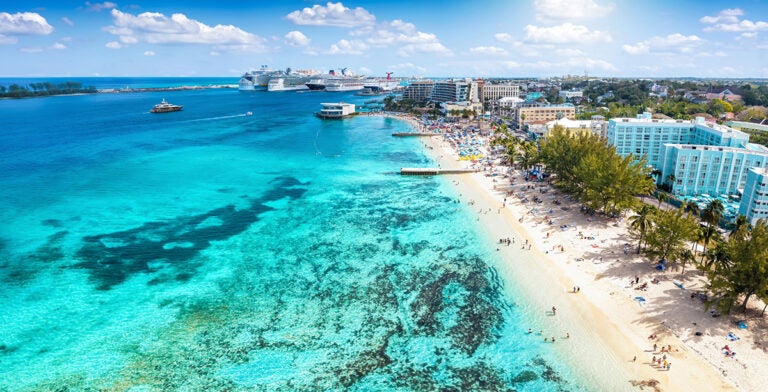 Vista aérea de la playa de Junkanoo en las Bahamas
