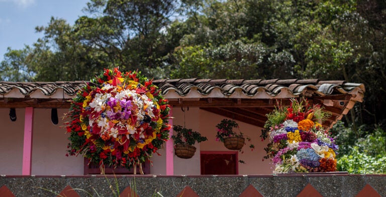 Silletas exhibidas en el pueblo de Santa Elena