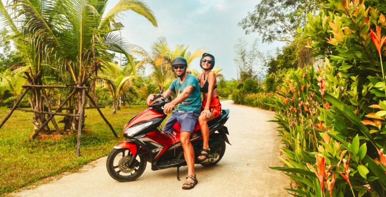 Turistas en moto en Tailandia