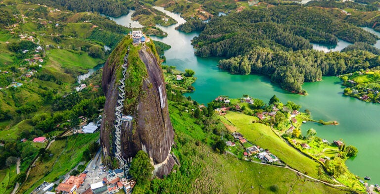 Vista aérea de la piedra del Peñol junto al embalse de Guatapé
