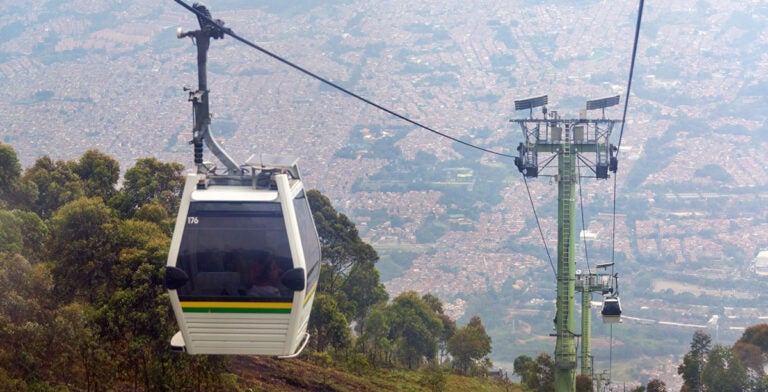 Vista del metrocable en lo alto de Medellín