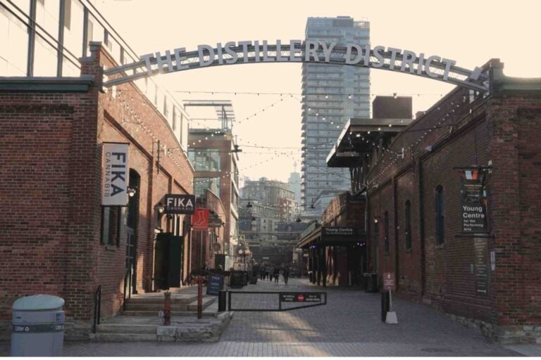 Edificios victorianos de ladrillo en el Distrito Histórico de la Destilería de Toronto.