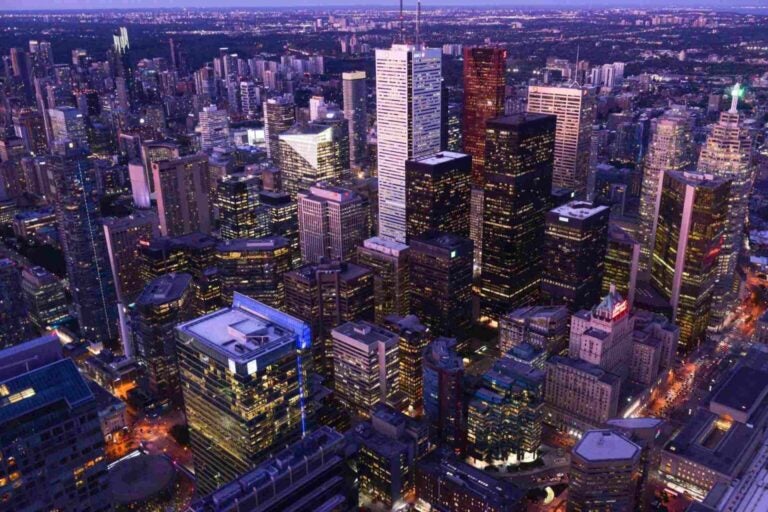La Torre CN iluminada sobre el horizonte nocturno de Toronto