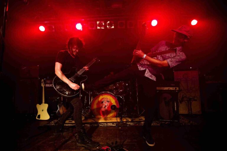Disfruta de la animada escena musical de Seattle con un concierto en directo en Neumos durante la Capitol Hill Block Party