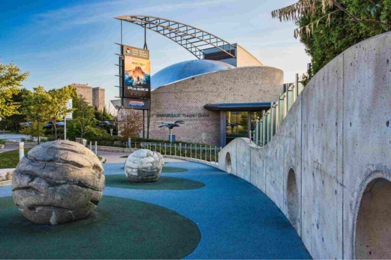 Descubriendo la innovación y la imaginación en el Centro de Ciencias de Ontario.
