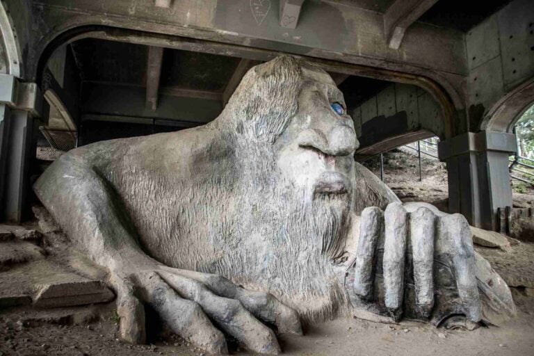 Hazte una foto con el famoso Troll de Fremont, una peculiar joya escondida y una parada divertida en Seattle
