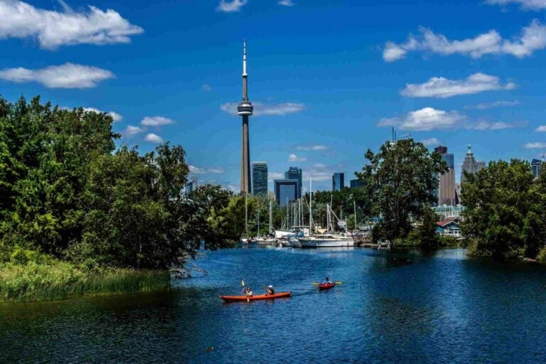 Paseo en ferry a las islas de Toronto para practicar kayak y disfrutar de las vistas del perfil urbano.