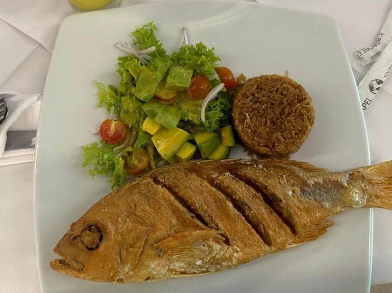 Pescado frito y arroz con coco