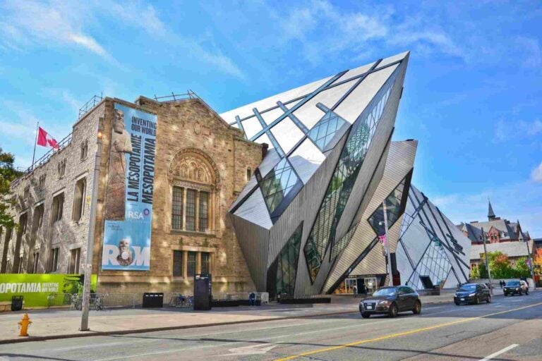 El Museo Real de Ontario, dedicado a la historia natural y las culturas del mundo.