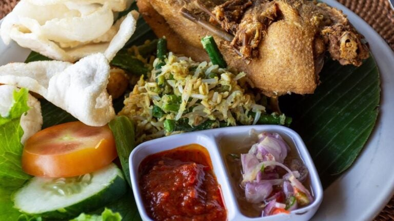 Bebek betutu, pato cocinado a fuego lento envuelto en hoja de plátano